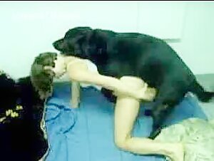 Teen lady feeds pussy to her dog